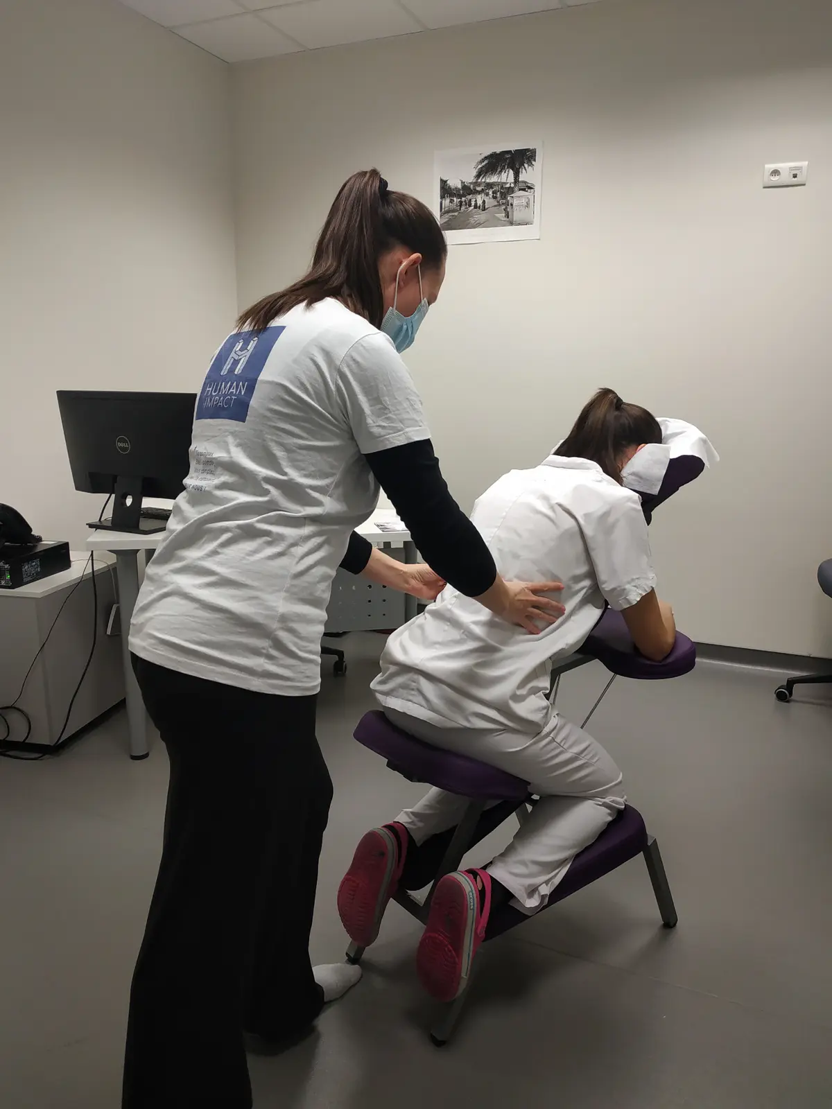 Géraldine Matter réalise un shiatsu sur chaise auprès d’une soignante