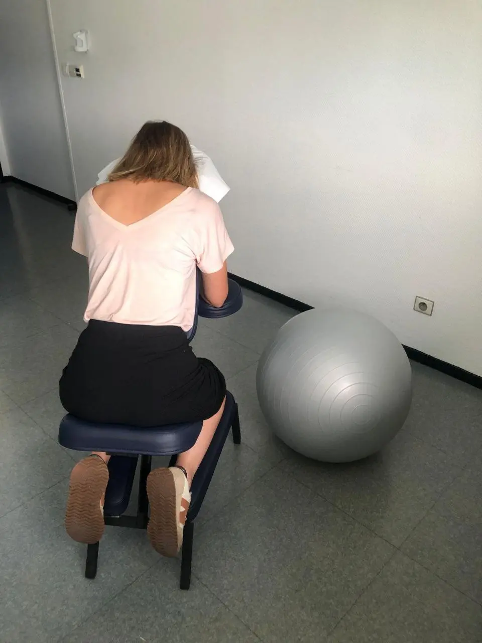 Une professionnelle reçoit une séance courte de shiatsu sur chaise