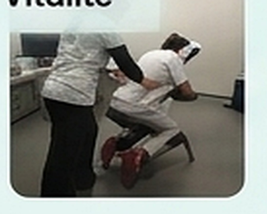 Séance de shiatsu sur chaise ergonomique en entreprise