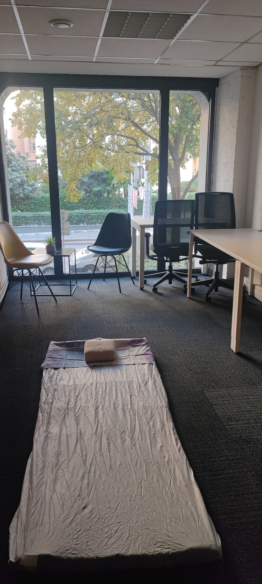 Installation d’un futon pour une intervention de shiatsu en entreprise
