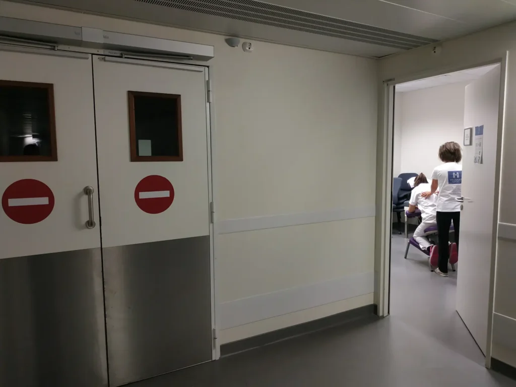 Géraldine Matter intervient auprès d’une soignante dans un service hospitalier